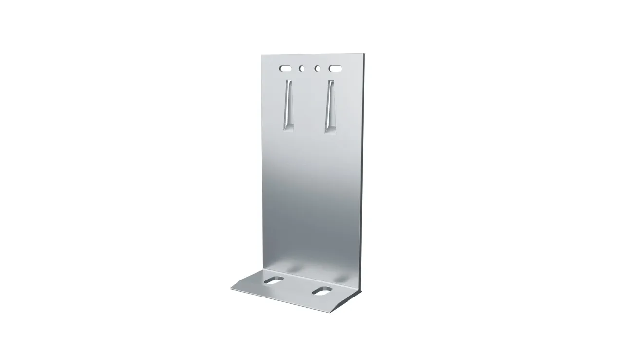 Aluminiowy wspornik montażowy z płytą pionową wyposażoną w otwory i przetłoczenia wzmacniające oraz podstawą z podłużnymi otworami do regulowanego mocowania.