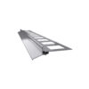 Aluminiowy profil okapowy K102 z perforowanym skrzydłem montażowym, przeznaczony do wykończenia krawędzi tarasu z płyt ceramicznych.