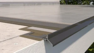 Detal krawędzi tarasu z zamontowanym profilem okapowym K30, widoczne warstwy konstrukcyjne pod płytami ceramicznymi oraz prawidłowe odprowadzenie wody poza obrys tarasu.