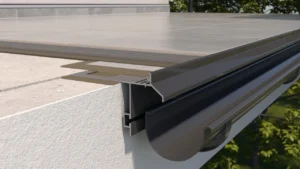 Profil okapowy K40 z zamontowaną rynną, detal krawędzi tarasu z płytkami ceramicznymi i systemem odprowadzania wody.