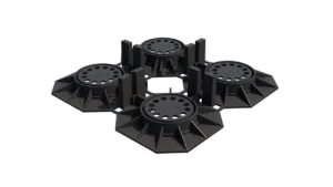 Cztery niskoprofilowe wsporniki tarasowe połączone w układ montażowy, przeznaczone do stabilnego podparcia płyt w systemach tarasów wentylowanych.